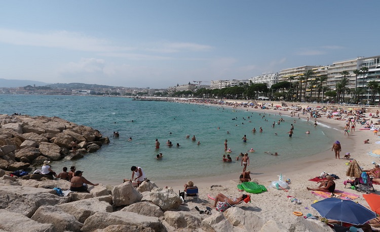 Public-beach-in-Cannes-Top-free-things-to-do-Whattodoriviera