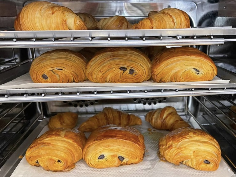 Croissants_Pain_Chocolat_In_the_oven_What-To-Do-Riviera
